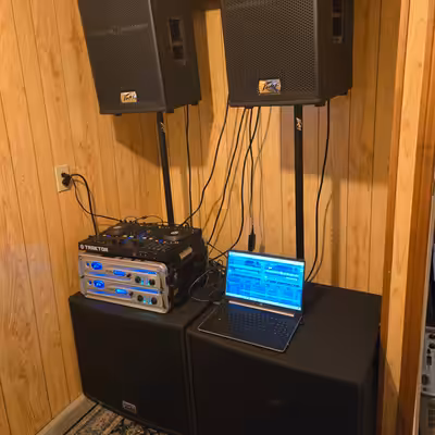 selling complete peavey dj system 2 peavey eu 118 subs rated for 1600 watts 2 peavey eu 112 mains ra...