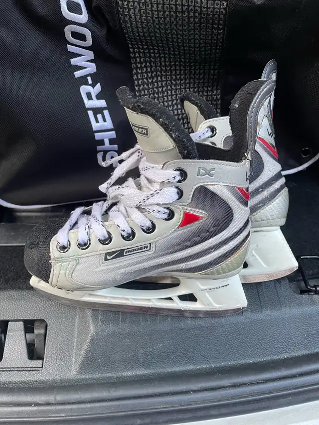 Youth Bauer ice hockey skates size 11 kids Bauer , sharpene in Skates & Blades in Markham / York Region - Image 3