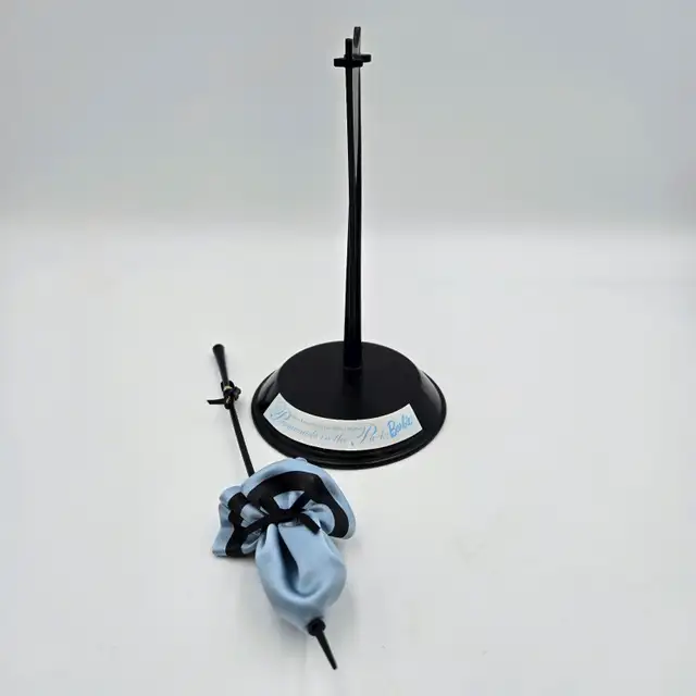 Promenade In The Park Barbie Stand Parasol Black Blue 1997 18630 in Arts & Collectibles in Strathcona County - Image 2