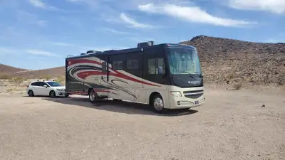 Motorisé classe A Winnebago Sightseer 2013, model WFD 35G, 49000 km, 36 pieds avec moteur Ford Trito...