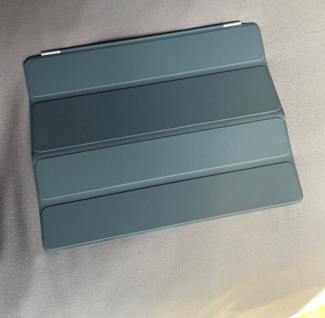 New Authentic Apple iPad Magnetic Smart Cover dans Accessoires pour iPad et tablettes  à Ville de Montréal