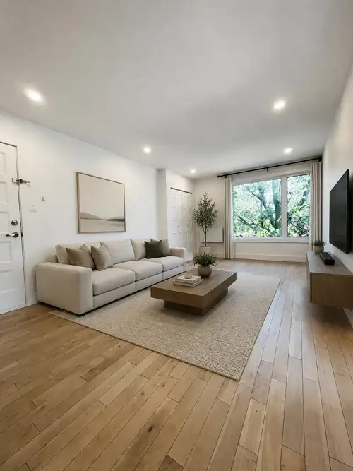 Disponible le 1er septembre 2026. Condo 2 chambres à coucher fraîchement rénové à 5 minutes de march...