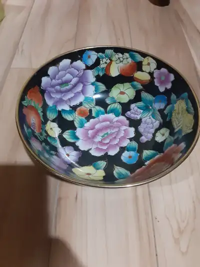 Beau plat 8 pouce de diamètre 4 pouces de haut,bon état