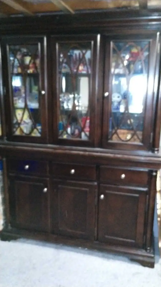 Traditional Dark Wood China Cabinet in Hutches & Display Cabinets in Winnipeg - Image 4