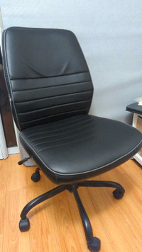 Costco office chair 95% new with handles 