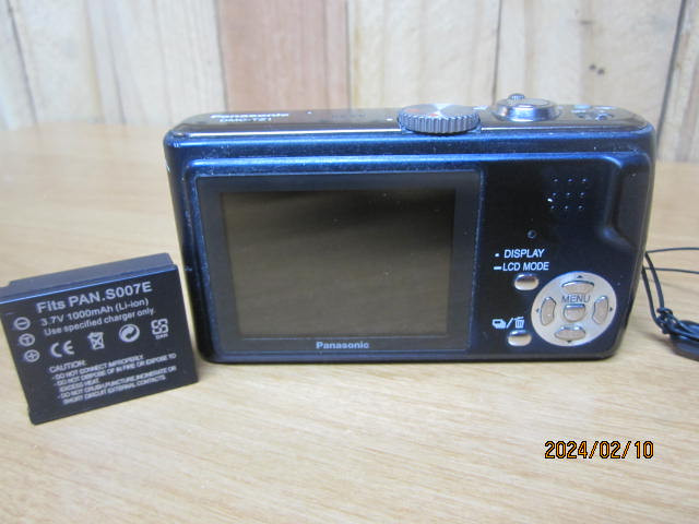 Panasonic Model DMC-TZ1 Digital Camera,Battery,CHARGER and case in Cameras & Camcorders in Kitchener / Waterloo - Image 2