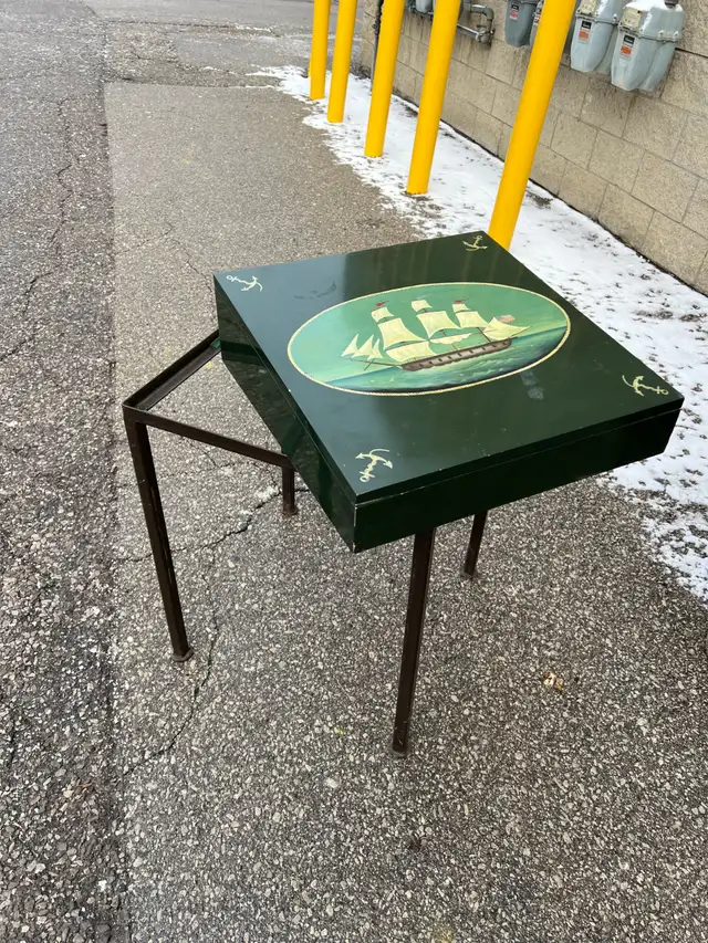 SMALL LIFT TOP DESK WOOD + METAL BASE in Desks in Mississauga / Peel Region - Image 4