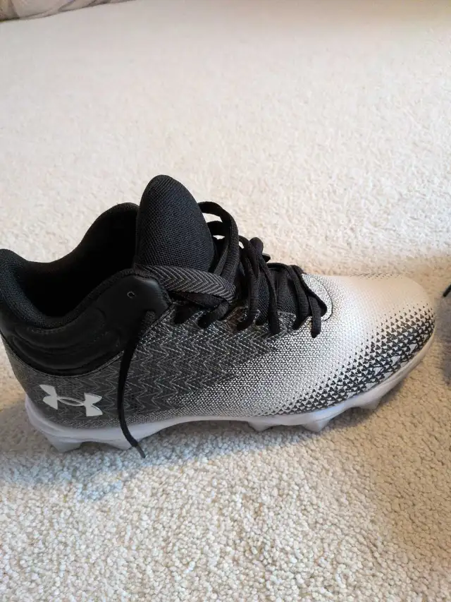 under Armour  size 8 football cleats in Men's Shoes in Oakville / Halton Region - Image 3
