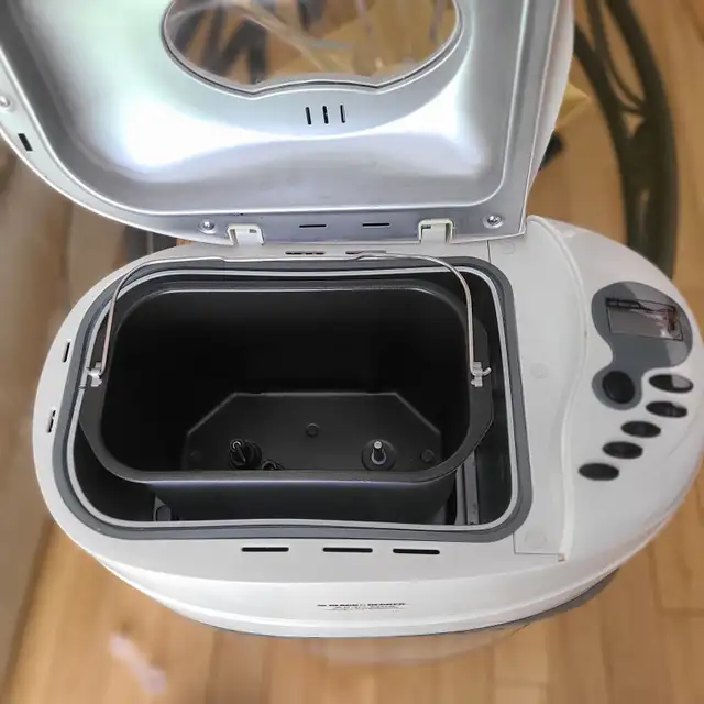 Black & Decker 3lb bread maker. Like NEW.535727084845803527
