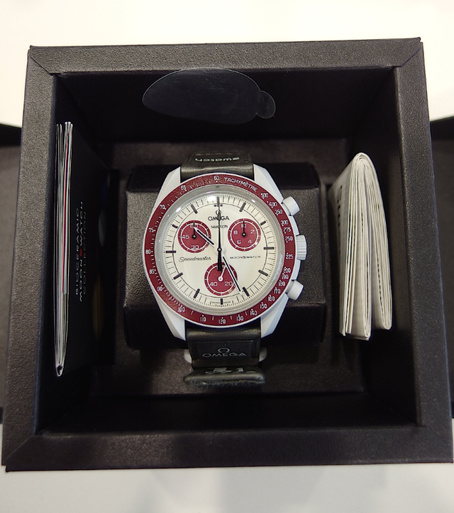 OMEGA MOONSWATCH MISSION TO PLUTO BRAND NEW WATCH NEVER WORN in Jewellery & Watches in City of Montréal - Image 8