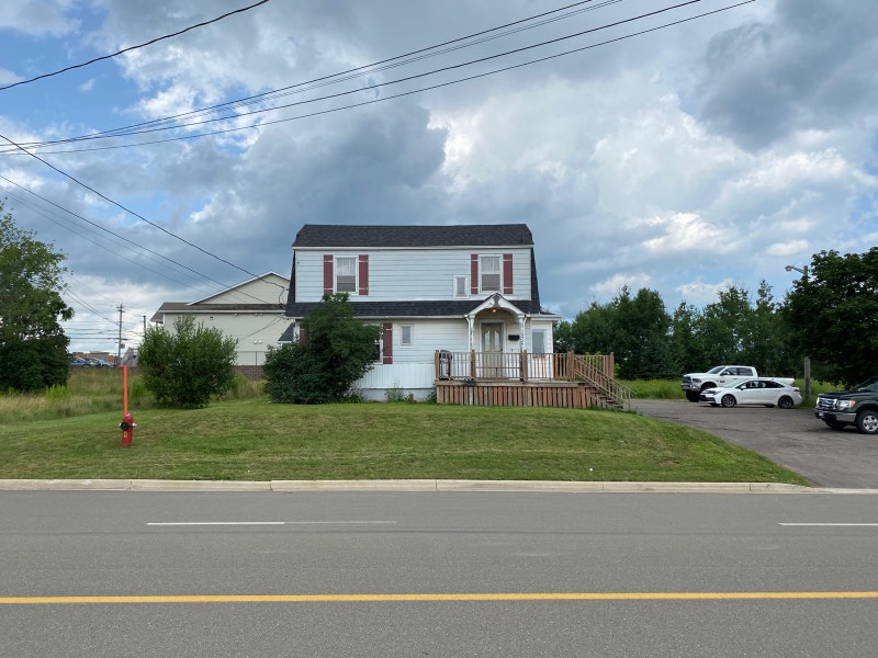 1 Bedroom Apartment, heat, lights and hot water included !!! Long