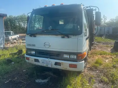 I'm selling a Hino box truck with approximately 290,000 km on it, evident by the photos, with a dura...