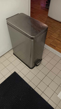 Foot pedal trash can