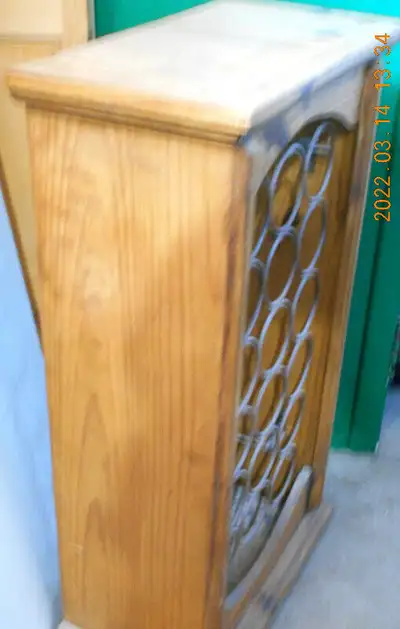 Cellier en bois et fer forgé. En très bonne condition. Dimensions : 19 pouces largeur X 34 pouces ha...