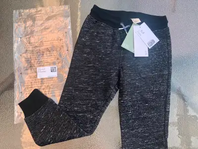 Brand you with paper labs Never wear H&M Size 4-5Y Porch pick up in downtown Kitchener.