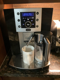 Machine à café DeLonghi automatique 