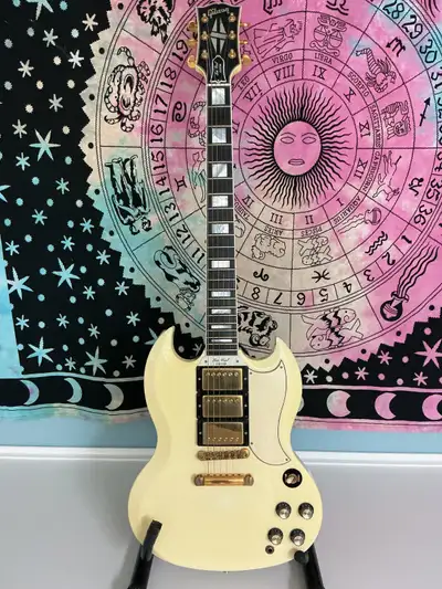 This is a rare opportunity to acquire an exceptional example of a rare Gibson guitar . Made in Kalam...
