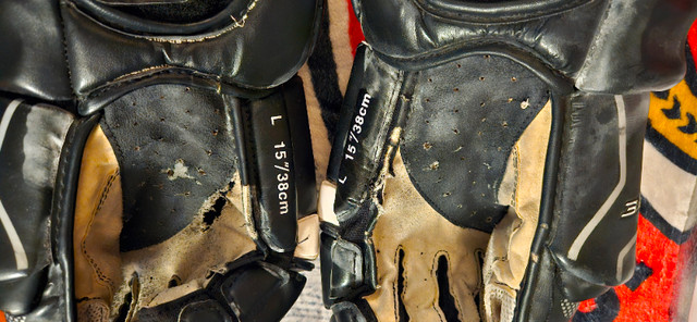 CCM ice hockey gloves in Hockey in St. Catharines