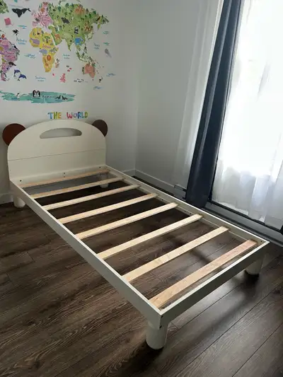 Lit pour enfant «&nbsp;ours&nbsp;» en super état , View more