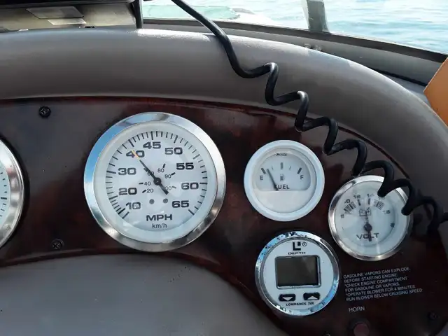 2005 23.5 ft bowrider Tracker Marine Tahoe in Powerboats & Motorboats in Trenton - Image 8