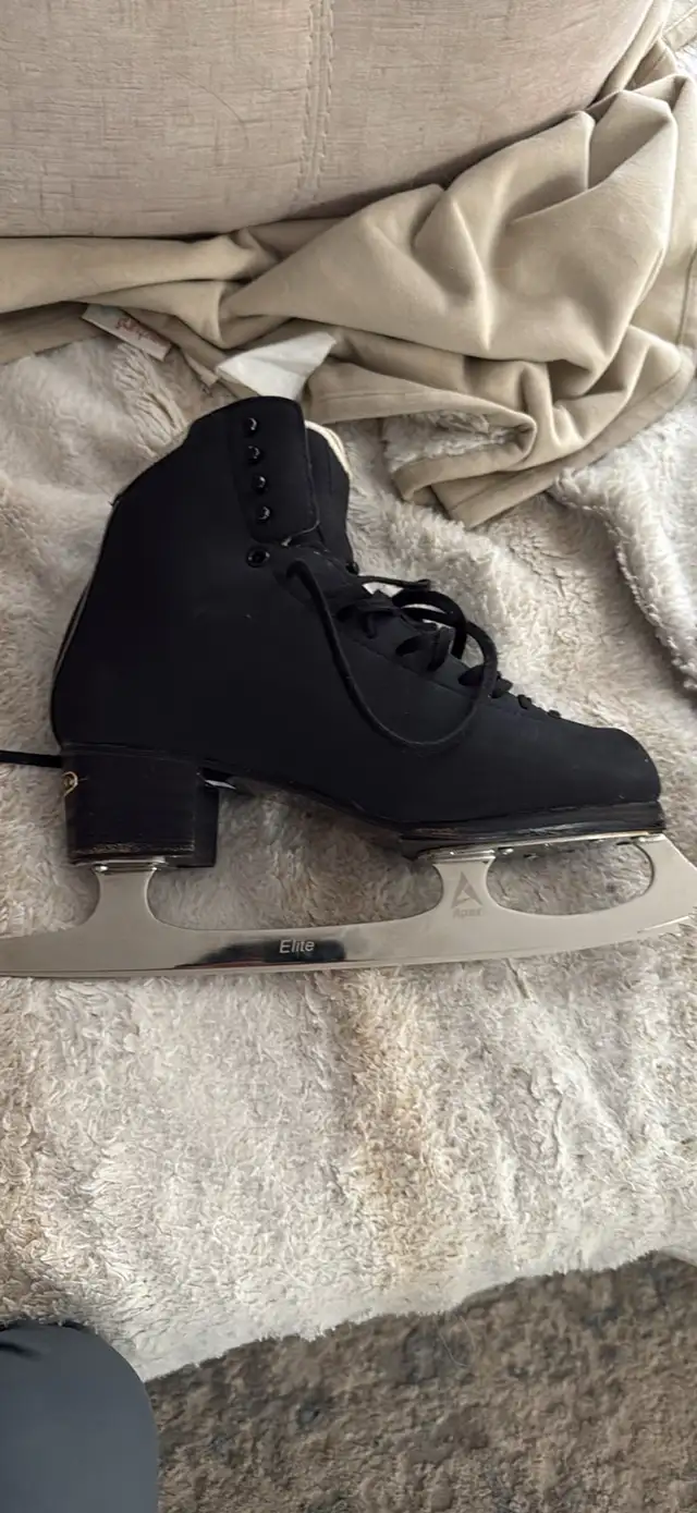 Jackson ultimate men’s sued supreme figure skates in Skates & Blades in London - Image 2