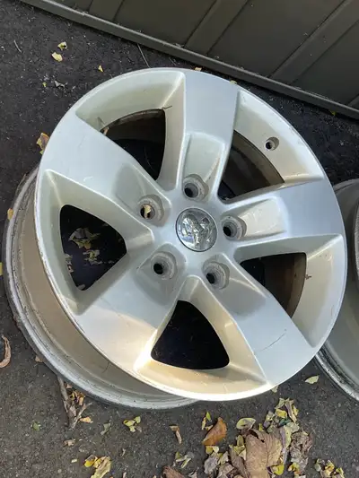 Single 17” OEM Ram aluminum rim. Bolt pattern 5x139.7mm Comes with centre cap. Rim is straight in fa...