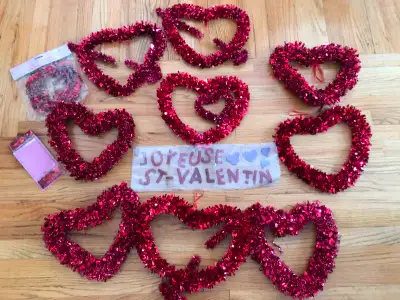 LOT DE DÉCORATIONS EN FORME DE COEUR**** (20$ le lot) Comprend - 9 cœurs rigides en guirlande rouge...