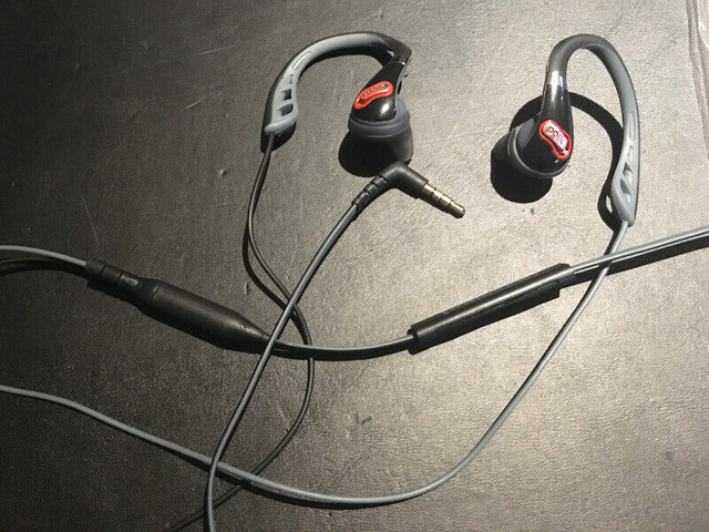 Polk audio ultra fit 1000headphones with all accessories in Headphones in Mississauga / Peel Region - Image 2