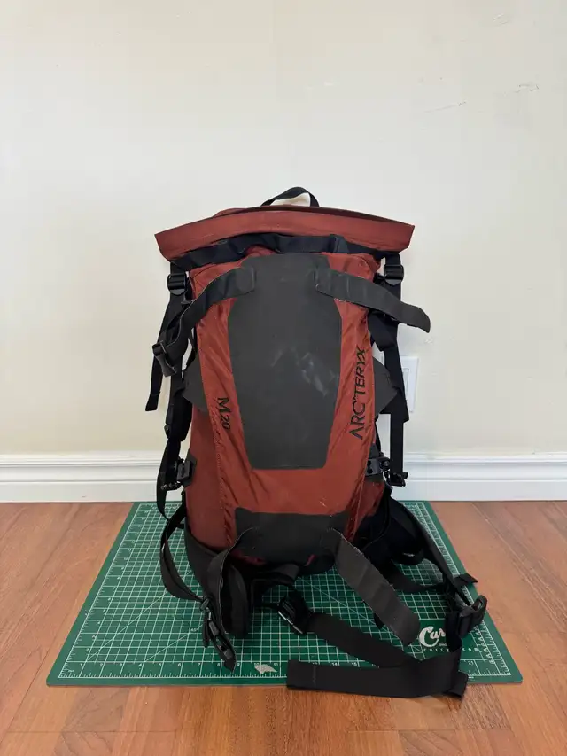 Arc’teryx M30 Ski backpack in Bags & Luggage in City of Toronto - Image 5