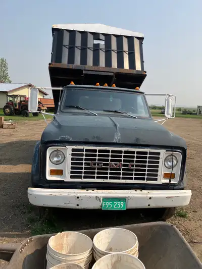 1969 GMC 950 14 ft x8ftx42Box Twin cylinder hoist 825x20 tires two speed Rear end 35 700 miles with...