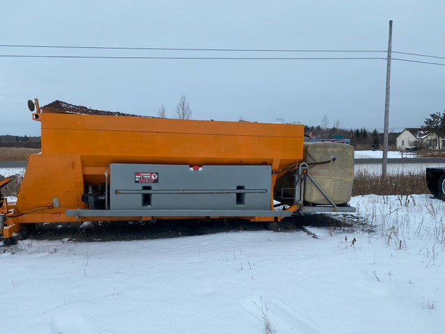 Sander and salt spreader dans Équipement lourd  à Sudbury