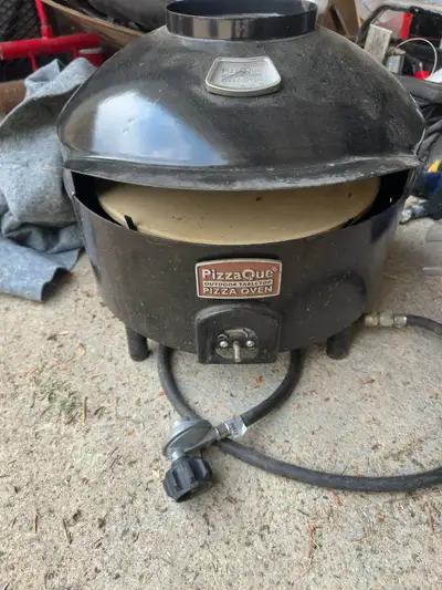 Pizza que pizza oven. good condition. Front knob is broken but can’t be turned by hand. These ovens...
