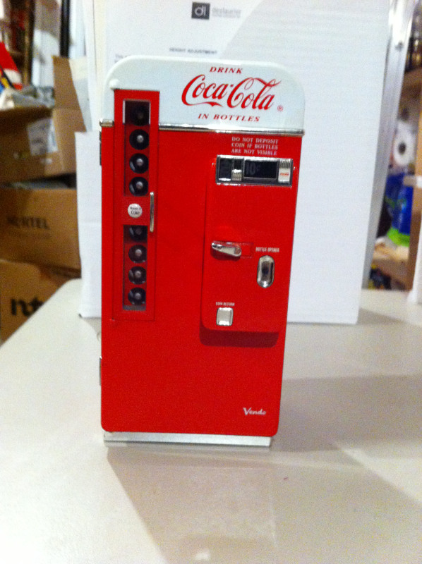 Coca Cola-Vintage 1994 Diecast Vending Machine Musical Coin Bank in Arts & Collectibles in Ottawa - Image 2