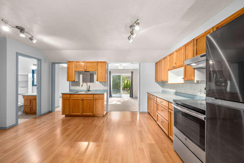 Large main floor 1 bed, 1 bath, den, full use deck & backyard! Long