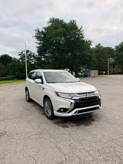 Selling a 2020 Mitisibushi Outlander! Has very low kms at 53, 981. Runs flawless on both electric an...