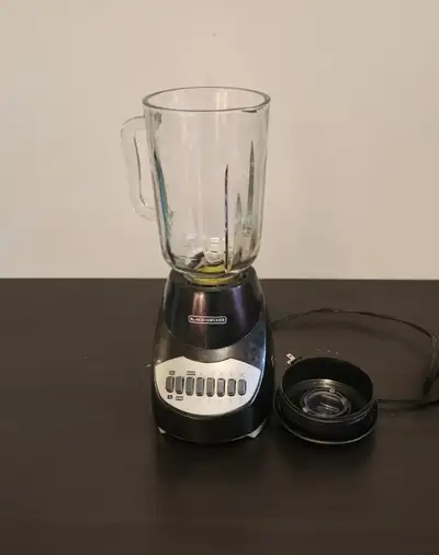Blender en bon état avec bol en verre. ✔ Plusieurs vitesses - mode ✔ Bol en verre robuste ✔ Idéal po...