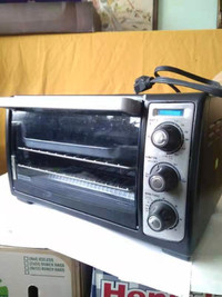 Black and Decker Toaster Oven (Like New Condition)