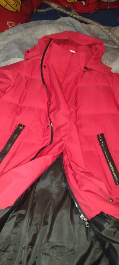 Méchant bon deal ! seulement 20$ Il est neuf, je suis trop gros, ne me fait pas. Convient aux hommes...