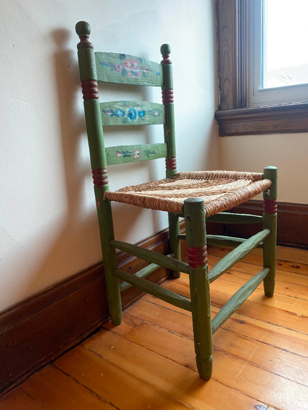 Vintage Green Floral Wood Wicker Chair in Home Décor & Accents in Kitchener / Waterloo - Image 2