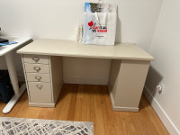 Ikea Desk - Delivery is available on Montreal, south shore