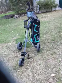 Sac de golf sur pieds et chariot de golf