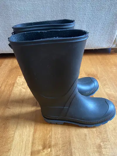 Like new. Worn once but were too small for my child. Canadian Tire brand. Pick up in Orleans area.
