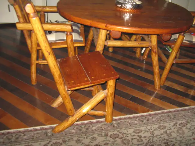 table & chairs in Dining Tables & Sets in Kingston - Image 3