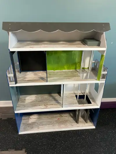 In great condition. Smoke free home. Hypoallergenic dogs. 4 level doll or creative play open concept...