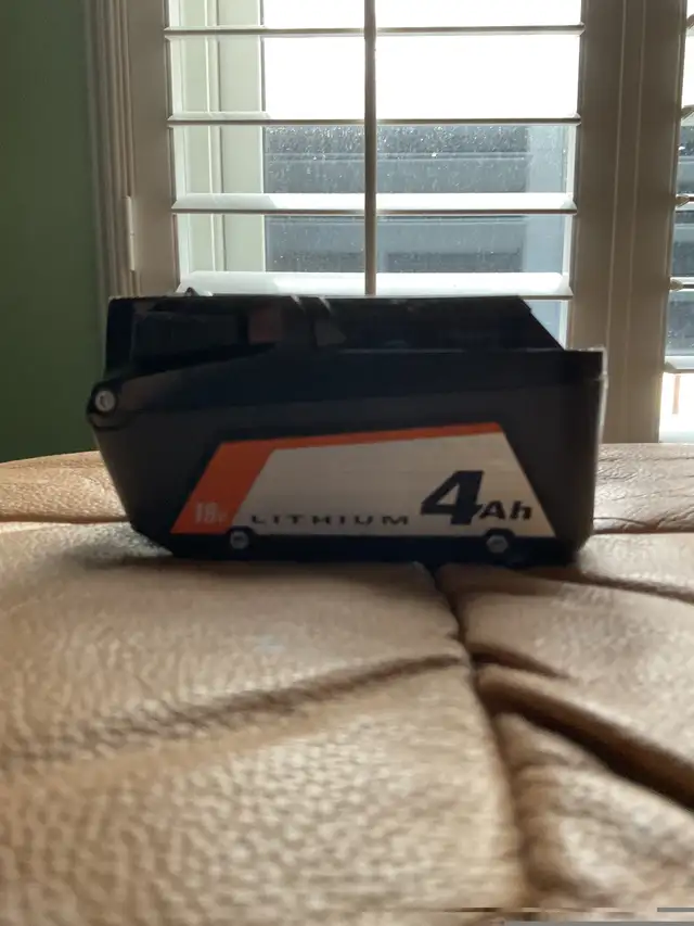 ONE RIDGID LITHIUM 18 VOLT 4 AH BATTERIES in Other in Peterborough - Image 2