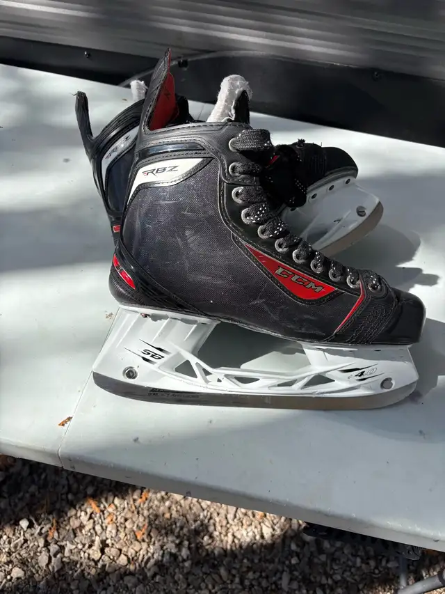Quality hockey skates Ccm size 8.5 D in Hockey in Guelph - Image 2