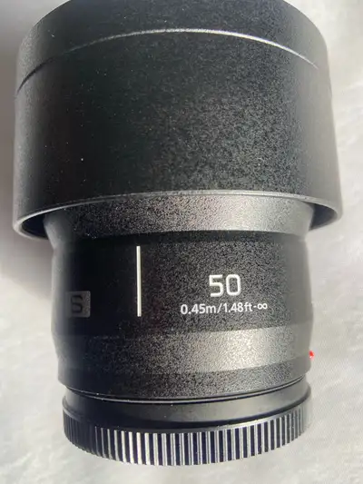 Mint condition very sharp lens you can use it on the Leica SL Cameras