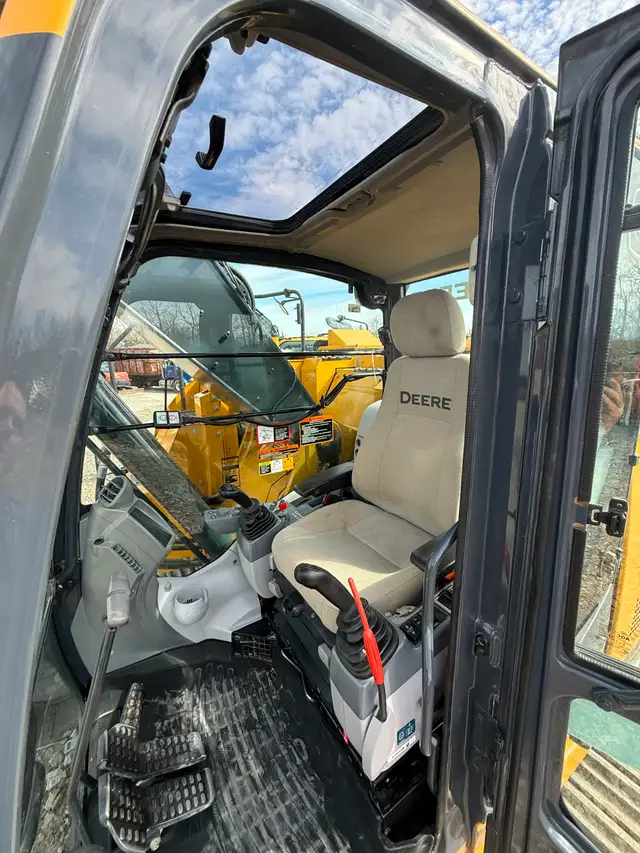 2018 John Deere 245G Excavator in Heavy Equipment in Peterborough - Image 9