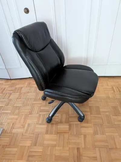 Chaise de bureau noire, sur roulettes, pivotante., View more
