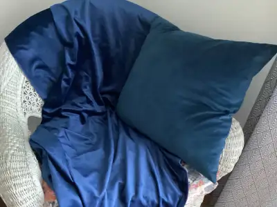 2 coussins 2 rideaux 52X96 pouces velours bleu foncé 50$, View more